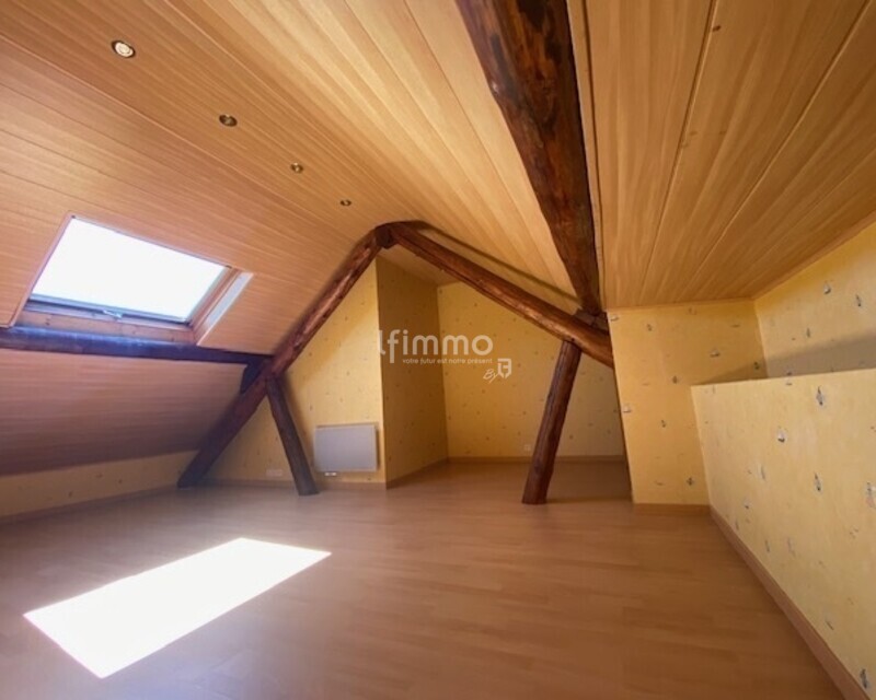 Appartement F4 en duplex avec balcon. - Photo wiesviller chambre