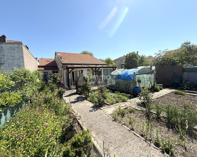 Vends à Roupeldange une belle maison de 90m2 plain pieds. - Jardin1