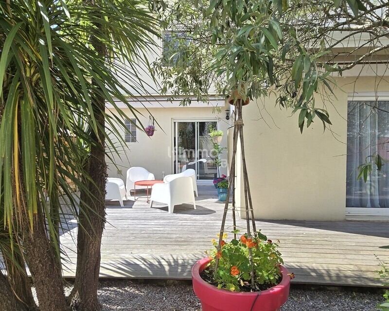Maison de charme avec jardin et garage - 20250520 163354