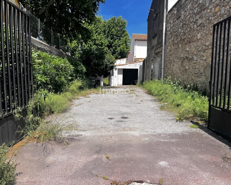 Maison avec jardin appartement indépendant centre-ville de Narbonne - Entrée allée avec garage