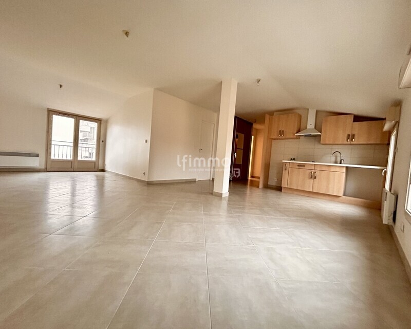 Appartement F3 de 73 m² ,dernier étage, balcon - Img 3879
