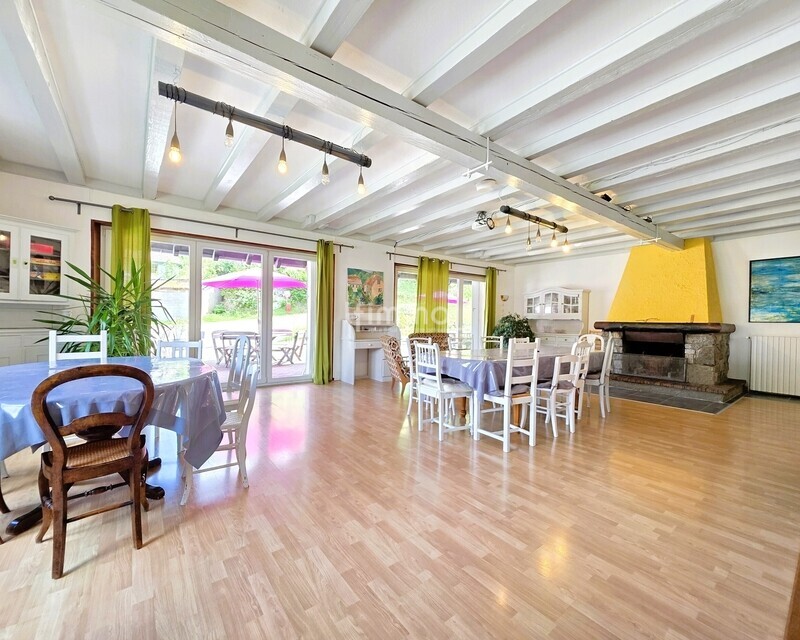 Ancienne scierie réhabilitée – 500 m² habitables et terrain de 13 ares - salle à manger grand gite