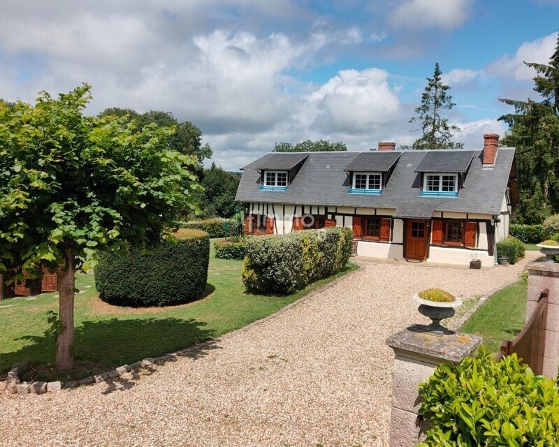  A vendre belle longère rénovée avec nombreuses annexes et bois privé. - Photo maison face sud est bis