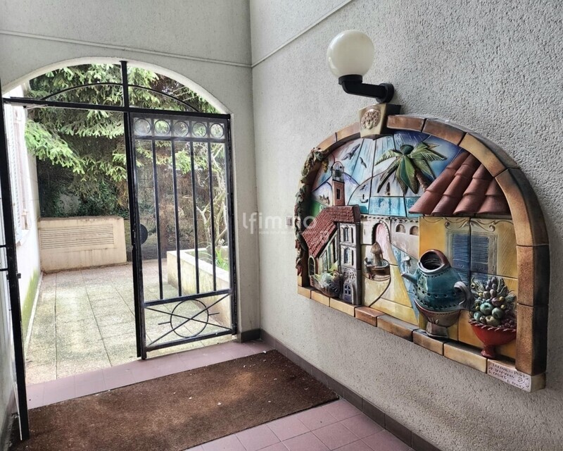 Duplex avec un bel extérieur - 8545de03-5636-4468-8a65-7415a3d31e7b
