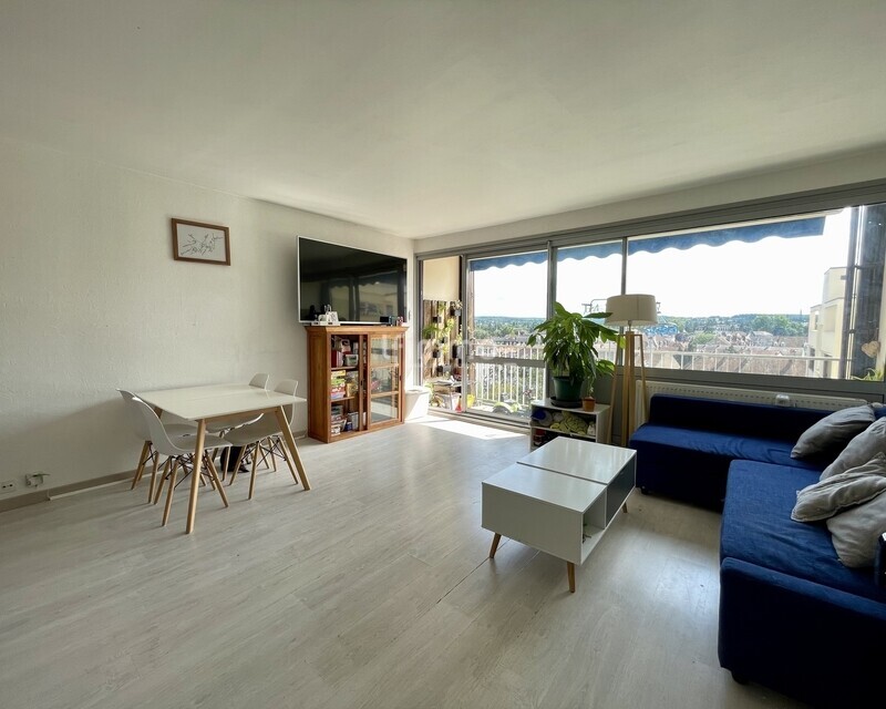 Lumineux 4 pièces avec balcon, vue dégagée et garage - Séjour