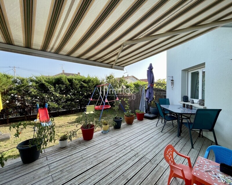 Maison mitoyenne récente avec Jardin - Terrasse avec store