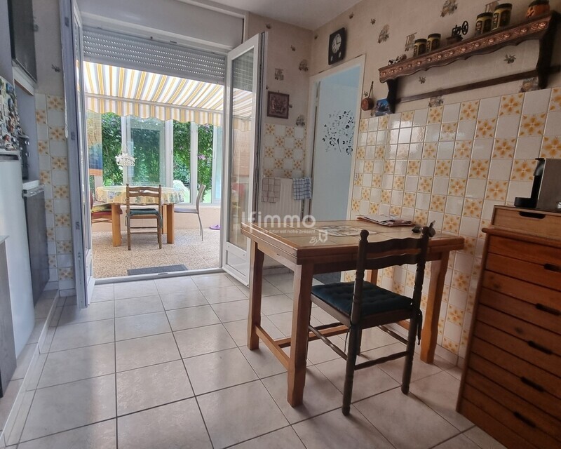 Maison 83 m² à Quincy-voisins quartier résidentiel - cuisine vue sur véranda et jardin