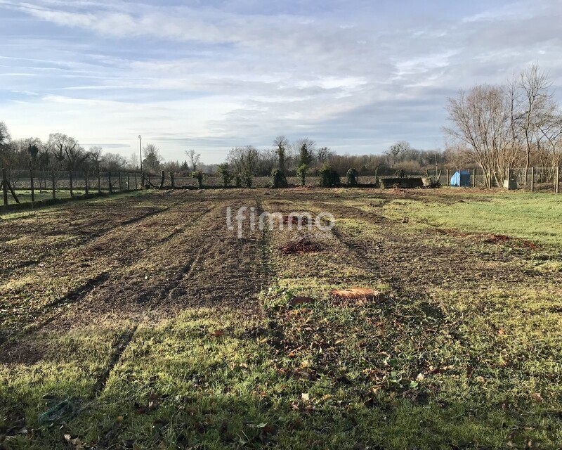 Terrain constructible de 738m² - 199326f1-a998-40e9-8be5-0d936d03db18