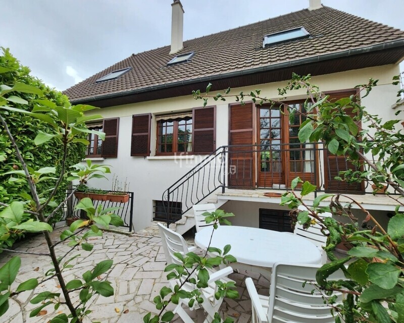 Maison et quartier familial - C2e8cd84-07f4-45b0-badb-e409ae37d9f3