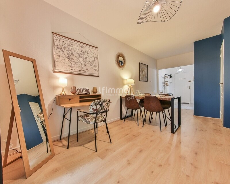 Appartement meublé 2 pièces au centre ville avec parking couvert - Espace repas