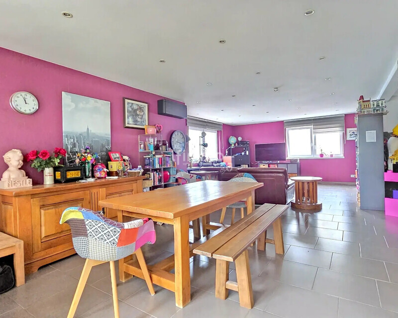 Maison de 7/8 pièces, 240 m² + double garage + piscine + jardin  - Ia generated 1759239174