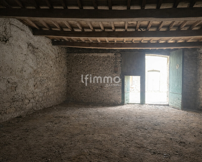 Donnez vie à 140 m² au cœur du village de Talairan - Rez de chaussée vide