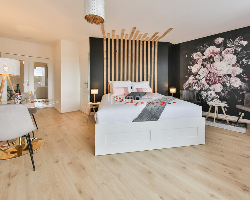 Pour Sous location professionnelle : 2 pièces type Love Room - Séjour