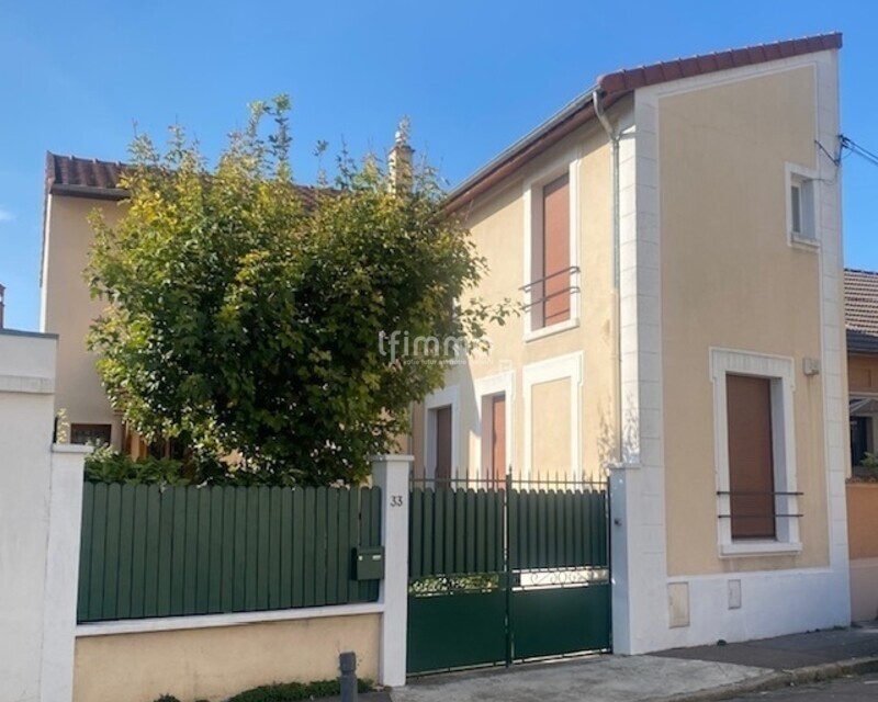 Maison familiale de 140m2 sur un terrain de 355m2 - Img 2221