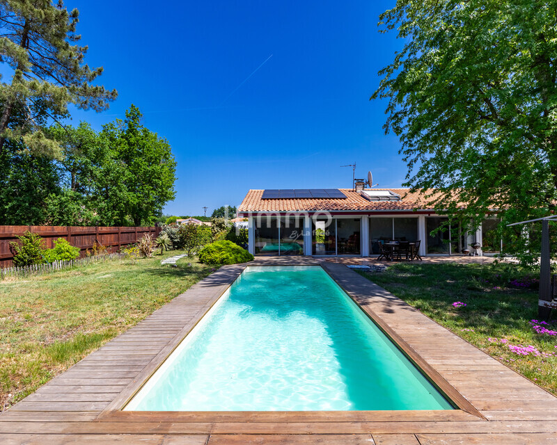 Maison 7 pièces - 170m2 - piscine - calme - proximité centre - Carr1076