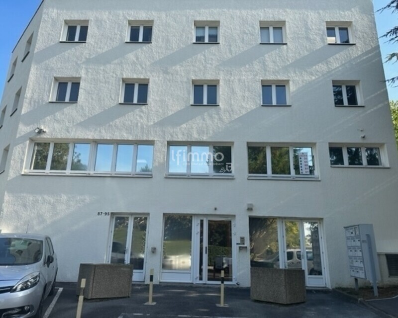 Neuilly-sur-Marne Locaux commerciaux Réserves et Parkings . - Img 1779  1