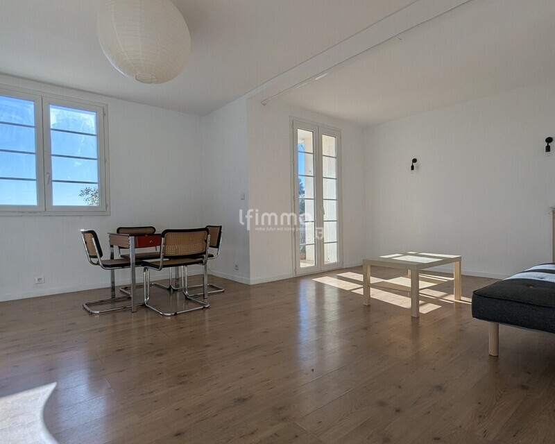 Montpellier Beaux arts - T2 traversant de 62 m² - Sejour 1
