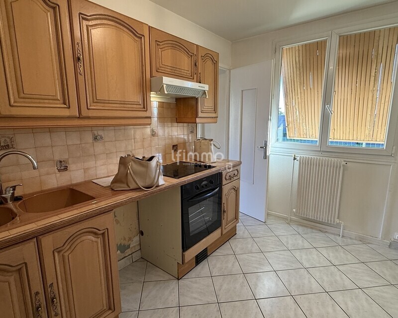 Pierre-Bénite – T3 rénové de 69,76 m² – Résidentiel & lumineux - cuisine 8 m²