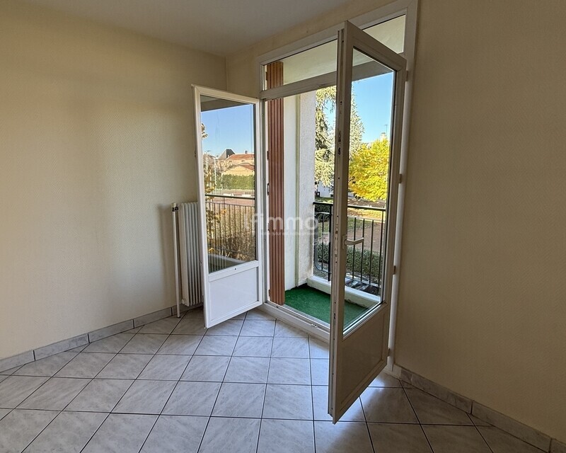 Pierre-Bénite – T3 rénové de 69,76 m² – Résidentiel & lumineux - Img 1604