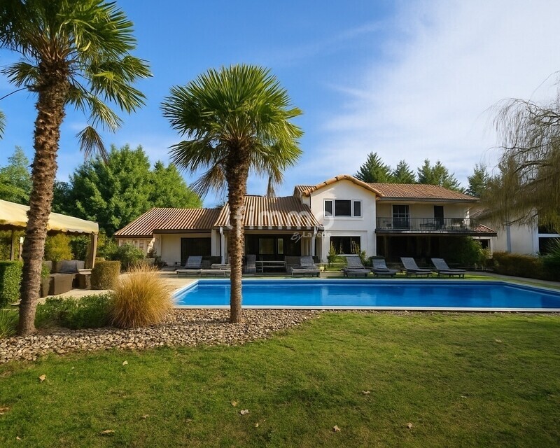 Propriété d’Exception – 2 Maisons – 5 300 m² de terrain. - Propriété