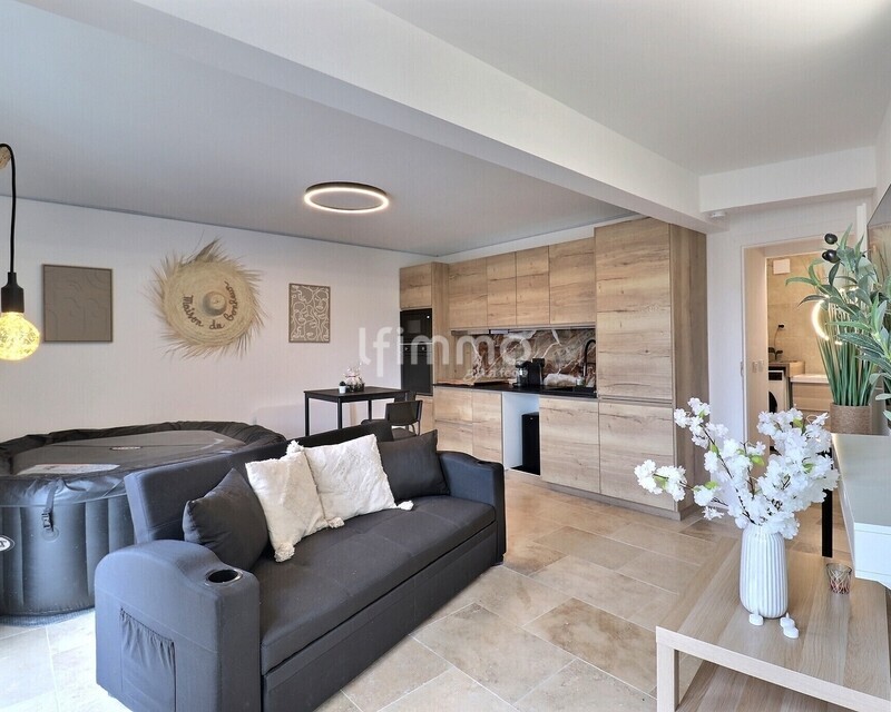 Studio meublé ou suite intime - Pièce de vie vue de l entrée