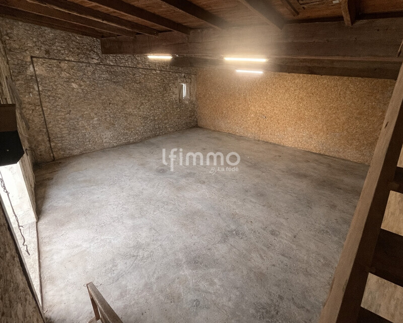 À Vinassan,  découvrez une remise viticole au fort potentiel. - Atelier vide avec éclairage naturel