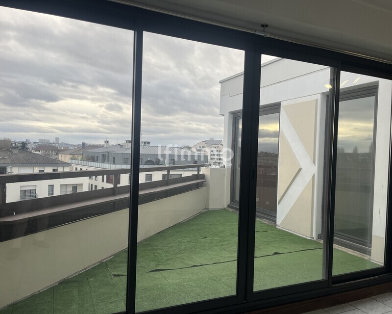 2 pieces avec terrasse au dernier étage - Img 1562