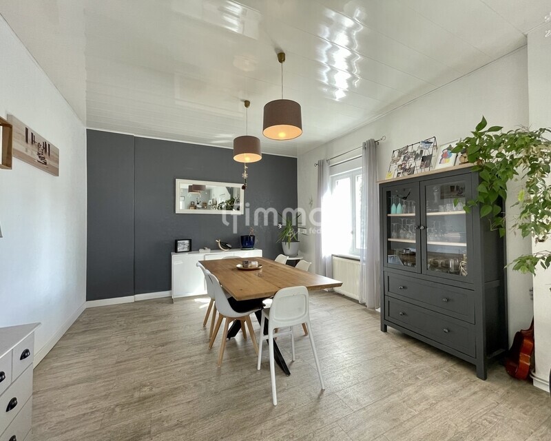 Spacieuse maison familiale sur vaste terrain avec garage - Séjour 1