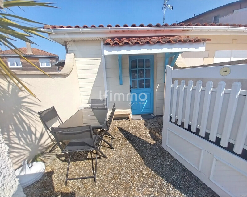 Maison deux pièces avec extérieurs et places de parking - Ia generated 1774634277