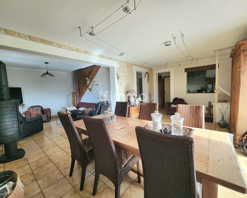 Maison traditionnelle avec étang - Ebae89fc-1079-4154-90b7-f3d26b1abe60