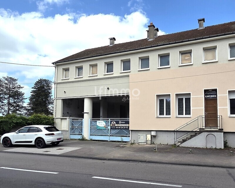 Maison d'habitation à renover entièrement! - Façade avant 1