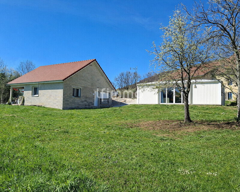 Jolie maison neuve et maison modulaire  - Maisons rurales sous un ciel bleu