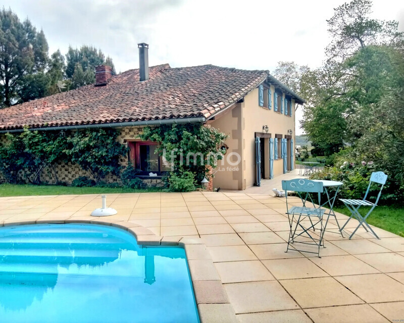 Propriété 275 m² avec piscine - Ia generated 1776086679