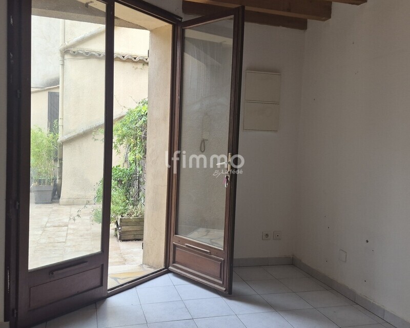 Appartement sur 1 étage avec  cour commune  - Entrée a
