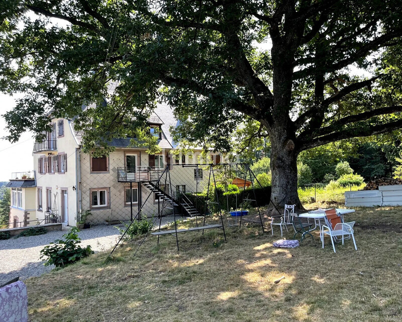 Elégante maison avec deux appartements et une grange - Ia generated 1787649863