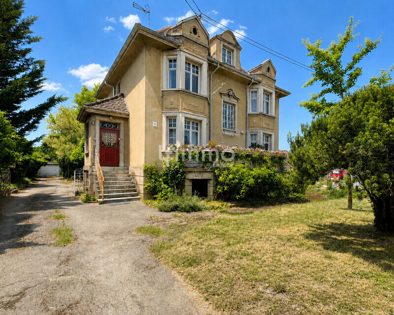 Maison de maître de 1925 à rénover sur un grand terrain arboré  - Vue extérieure