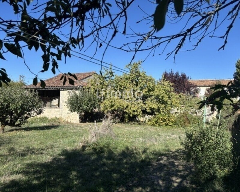 Terrain à bâtir de 843 m2 à Saleignes - Image1