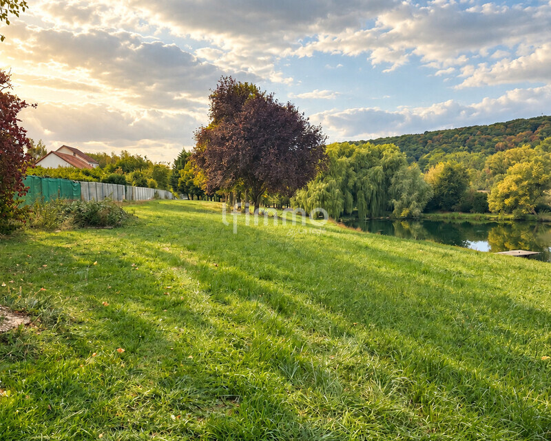Terrain 1,21 hectare dont 30 ares viabilisés + étang et roulotte - Paysage paisible au bord de l eau