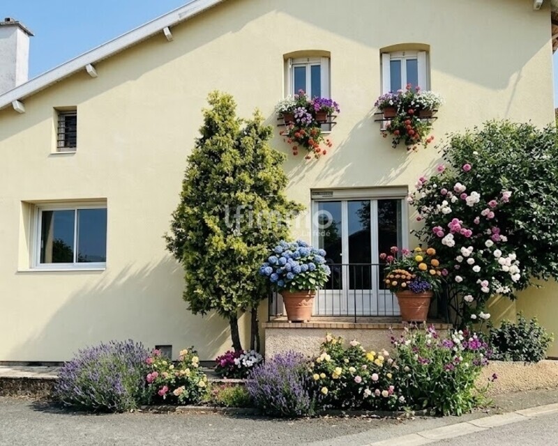 Maison atypique à Bully, 20 mn de Roanne  - Bully fleuri